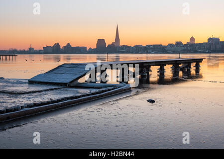 Blick über den Fluss Warnow in Rostock (Deutschland) Stockfoto