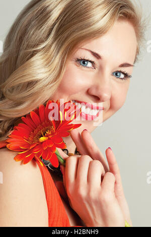 Porträt einer schönen Reife Frau mit einer Blume Stockfoto