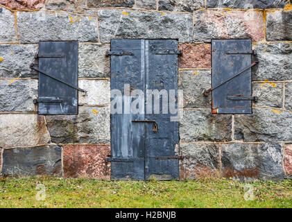 Tür von einem Munition Lagerhalle auf Suomenlinna, Helsinki, Finnland. Stockfoto