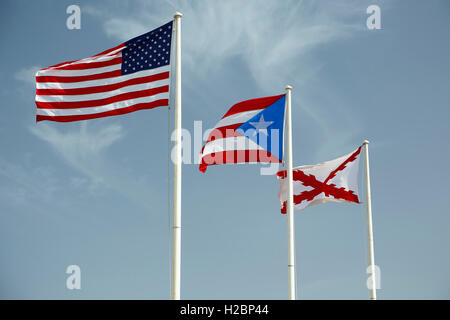 Usa, Puerto Rico und Kreuz von Burgund Fahnen, San Cristóbal, San Juan National Historic Site, Old San Juan, Puerto Rico Stockfoto