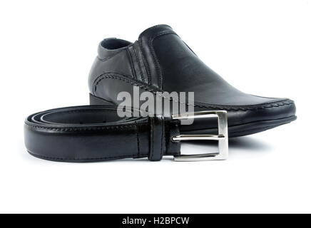 männliche schwarze eleganter Schuh mit Gürtel in weiß Stockfoto