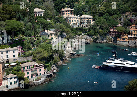 Den schönen Hafen und Dorf Portofino an der italienischen Riviera in Ligurien Italien Stockfoto