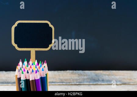 Holz- mini Blackboard label und Buntstifte über schiefertafel