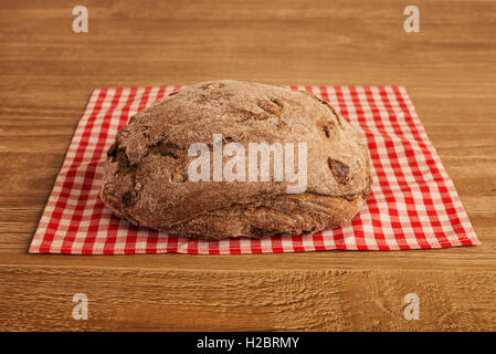 Laib saure Kirsche und Nuss Roggenbrot auf hölzernen Hintergrund Stockfoto