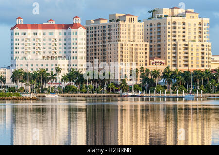 Gebäude am Wasser in der Innenstadt von West Palm Beach, Florida, mit Blick auf den Intracoastal Waterway. (USA) Stockfoto