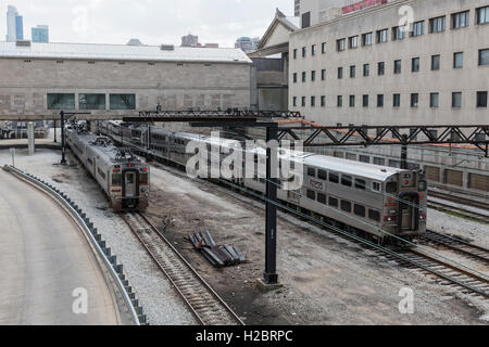 Metra Elektro- und South Shore Line unterqueren des Art Institute of Chicago, Chicago, Illinois; USA Stockfoto