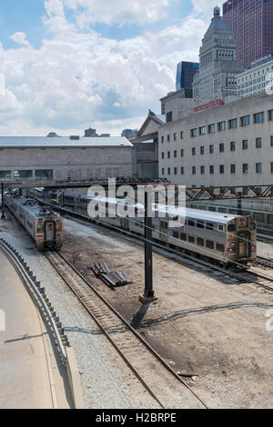 Metra Elektro- und South Shore Line unterqueren des Art Institute of Chicago, Chicago, Illinois; USA Stockfoto