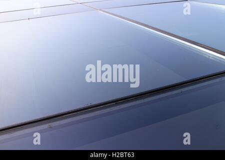 Glas-Fenster-Scheiben im schrägen Winkel. Stockfoto