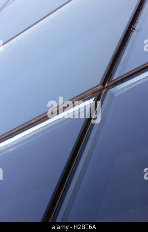 Glas-Fenster-Scheiben im schrägen Winkel. Stockfoto