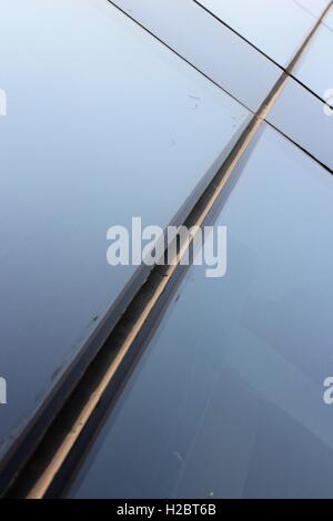 Glas-Fenster-Scheiben im schrägen Winkel. Stockfoto