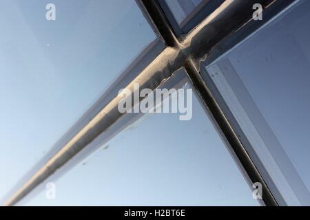 Glas-Fenster-Scheiben im schrägen Winkel. Stockfoto