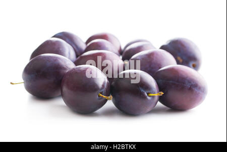 Frische reife Pflaumen isoliert auf weißem Hintergrund. Stockfoto