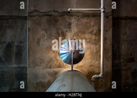 Edelstahl moderne Leuchte aus dem Boden gegen ein Dach aus Beton. Stockfoto