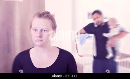 Junge Mutter postpartale Depression leiden Stockfoto