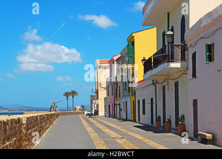 Uferpromenade in der Altstadt von Alghero, Sardinien, Italien Stockfoto