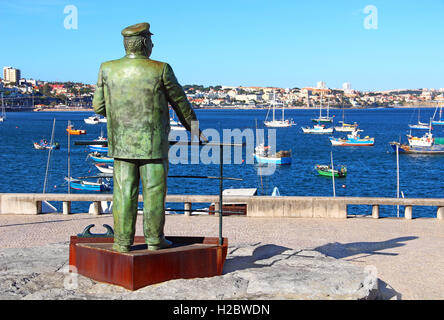Die Statue von Dom Carlos i., König von Portugal, mit Blick auf den Hafen in Cascais, Portugal Stockfoto