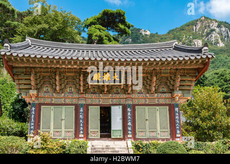 은하사(김해) schöne koreanischen Tempel Tag mit Gebirgshintergrund, hell und bunt Stockfoto