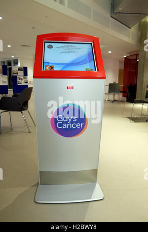 Digital Self Check-In Automaten im Bereich der Rezeption am Guy's Hospital Cancer Center in Southwark London SE1 UK KATHY DEWITT Stockfoto