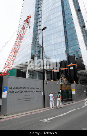 Werbetafeln auf St. Thomas St. Bau Website Eigentum Entwicklung Gehäuse Neubauwohnungen in der Nähe von Shard London SE1 KATHY DEWITT Stockfoto