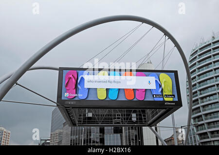 Google App elektronische Werbung "Wer erfand Flip Flops" bei Silicon oder Alte Straße Kreisverkehr London UK KATHY DEWITT Stockfoto