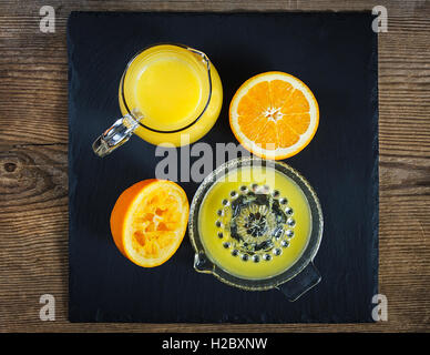 Frisch gepresster Orangensaft auf Schiefer Stockfoto