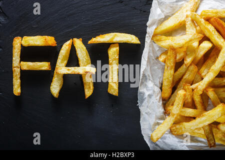 Ungesunde Lebensmittel Konzept - Pommes Frites auf Schiefer board Stockfoto
