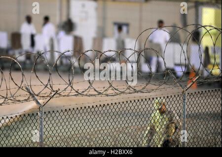 Sicherheitsleute patrouillieren der Gefängnishof Erholung an der gemeinsamen Aufgabe Guantanamo Camp IV 7. Juli 2010 in Guantanamo Bay auf Kuba. Stockfoto