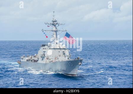 Die USN Arleigh Burke-Klasse geführt-Zerstörer USS McCampbell dampft in Bildung, die Vollendung des Valiant Shield Übungen 23. September 2016 in der Philippine Sea zu bedeuten. Stockfoto