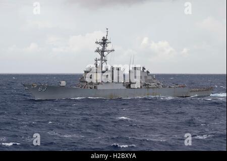 Die USN Arleigh Burke-Klasse geführt-Zerstörer USS Stethem dampft in Bildung, die Vollendung des Valiant Shield Übungen 23. September 2016 in der Philippine Sea zu bedeuten. Stockfoto