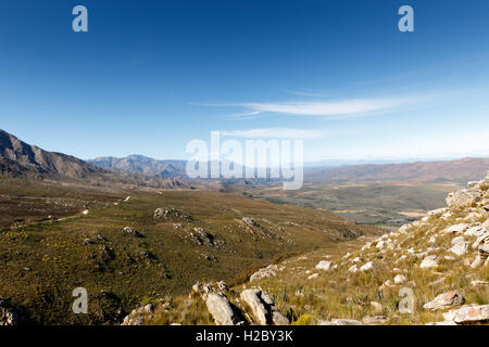 Großes Tal mit Blick auf den Swartbergen mit blauem Himmel und grünen Wiesen Stockfoto