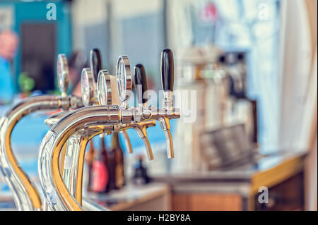 Dürre-Bier-Hähne und andere Getränke in einer Bar. Stockfoto