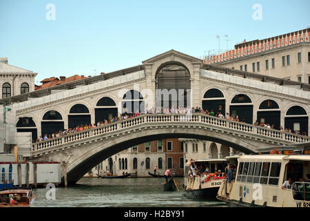 Rialto-Brücke an der Grand Canal Venedig in Italien. Stockfoto