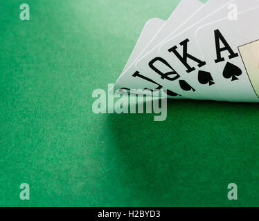 Spielkarten mit einem Essen Hand Poker - Royal Flush Stockfoto