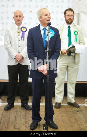 David Lidington nach dem Gewinn der Aylesbury Wahlkreis bei den Parlamentswahlen 2015. Stockfoto