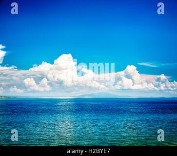 Azure-Meer mit blauen Himmel und Wolken. Stockfoto