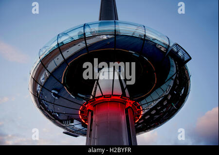 Brightons i360 ist die weltweit höchste beweglichen Aussichtsturm. Der Passagier-Pod ist 18 Meter im Durchmesser 200 Personen tragen können. Stockfoto