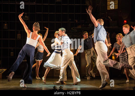 London, UK. 27. September 2016. Nach einer UK-Tour bringen Vincent Simone und Flavia Cacace (Bild Mitte) ihre Finale immer Theater zeigen "Der letzte Tango" in der West End Bühne und sagen auf Wiedersehen dem Publikum in London vor dem Einschiffen auf neue Projekte. Der letzte Tango im Phoenix Theatre am 22. September eröffnet und läuft bis 3. Dezember 2016. Der letzte Tango ist unter der Regie von Karen Bruce und von Adam Spiegel Productions produziert. Stockfoto