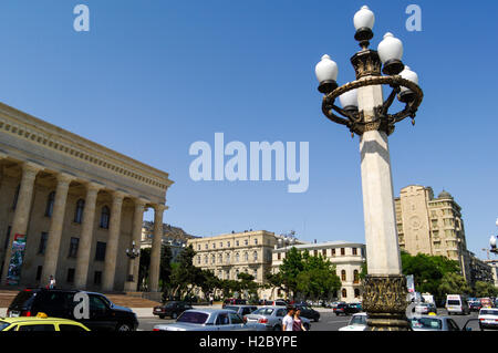 Aserbaidschan, Baku. Aserbaidschan-Zustand-Teppich-Museum auf der linken Seite hat die größte Sammlung von aserbaidschanischen Teppiche in der Welt. Stockfoto