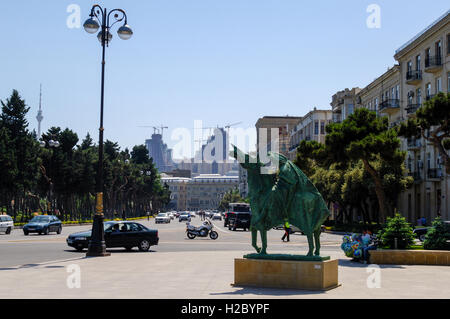 Aserbaidschan, Baku. Eine Statue vor dem Aserbaidschan-Zustand-Teppich-Museum. Flame Towers, einer Wohnanlage im Bau im Hintergrund. Stockfoto