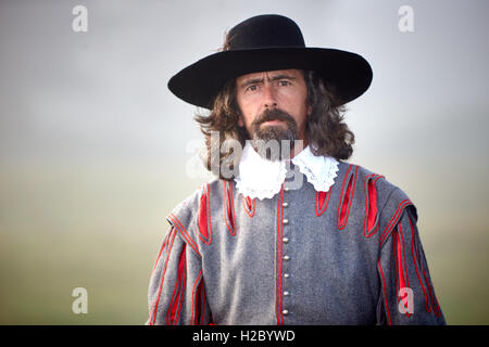 Ein Mitglied des Vereins englischer Bürgerkrieg gekleidet als royalistischen Offizier für eine Nachstellung der Belagerung von Wallingford Castle Stockfoto