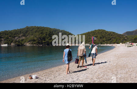 Gruppe von Touristen zu Fuß am Strand Stockfoto