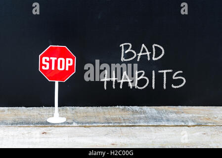 Mini-STOP-Schild Tafel Hintergrund und Tabelle, schlechte Gewohnheiten zu stoppen-Konzept Stockfoto