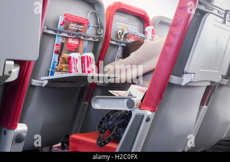 Beifahrerin schlafen auf Jet2.com Flug von Großbritannien nach Spanien mit Bierdosen auf Lebensmittel-Fach Stockfoto