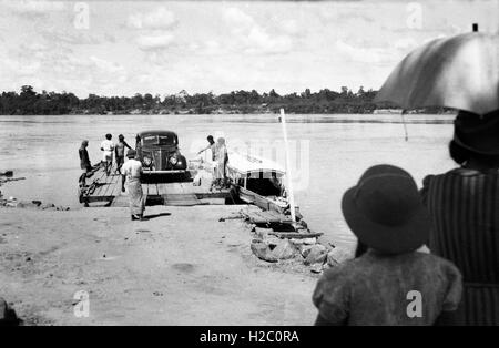 Primitive Car Ferry auf dem Fluss in Birma 1930 jetzt Myanmar Stockfoto