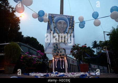 Kolkata, Indien. 26. September 2016. Anhänger Leuchten Kerzen vor einem Plakat von Mutter Teresa auf der Insel der viel befahrenen Straße, Heiligsprechung von Mutter Teresa zu beobachten. Francis Papst heiliggesprochen Mutter Teresa am 4. September 2016 in dem Petersplatz im Vatikan. Bildnachweis: Saikat Paul/Pacific Press/Alamy Live-Nachrichten Stockfoto