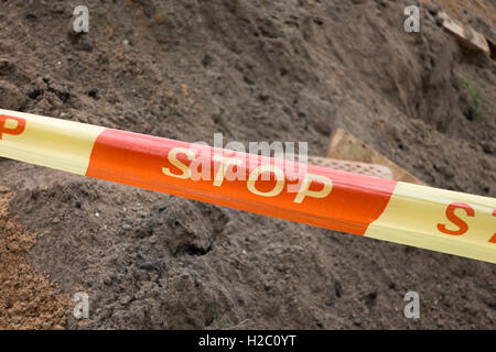 Stop-Schild-Band auf der Baustelle Stockfoto