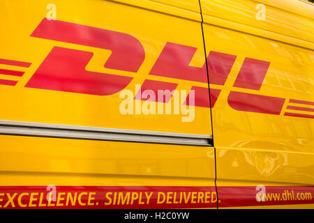 DHL-Logistik-Unternehmen anmelden der Lieferwagen zur Tageszeit Stockfoto