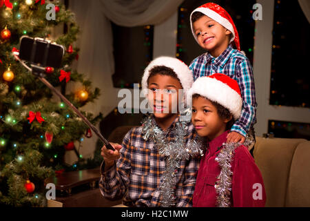 Drei Jungs machen Sie Weihnachten Selfie. Stockfoto