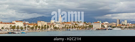 Split Riva und Hafen Fassade, Kroatien, Dalmatien, stürmischen Himmel Stockfoto