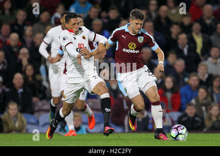 Burnley Johann Berg Gudmundsson (rechts) und der Watford Jose Holebas Kampf um den Ball in der Premier League match bei Turf Moor, Burnley. Stockfoto